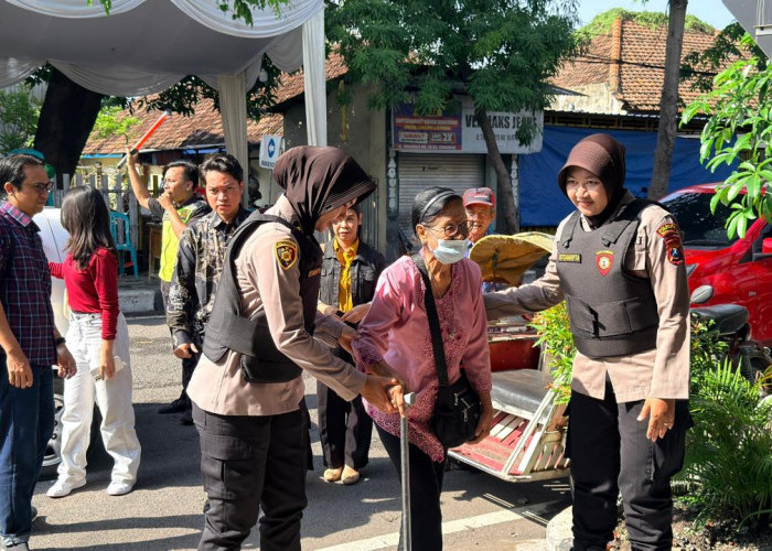 Aksi Humanis Polwan Polresta Sidoarjo, Bantu Lansia Masuki Gereja saat Ibadah Natal