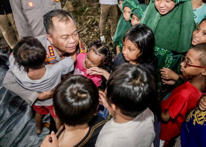 Bertandang ke Dukuh Kupang Barat, Kapolrestabes Surabaya Makan Bergizi Bersama Anak Jalanan dan Pemulung