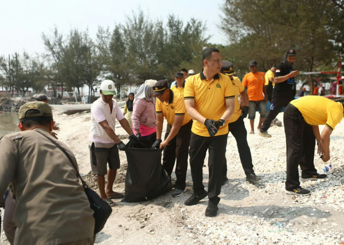 Green Policing di Pantai Kenjeran, Polres Pelabuhan Tanjung Perak Bersihkan Lingkungan dan Bagikan Sembako