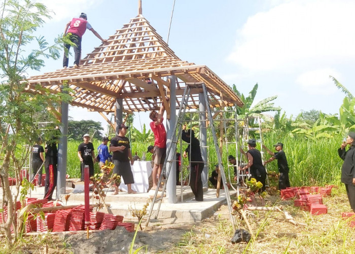 Situs Pathok Mbah Dipugar, Ratusan Warga Ngantru Kirab Seberangi Brantas 