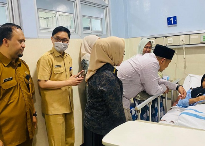 Fraksi PKB Sidoarjo Jenguk Santri Korban Keracunan MBG yang Masih Dirawat di RSUD