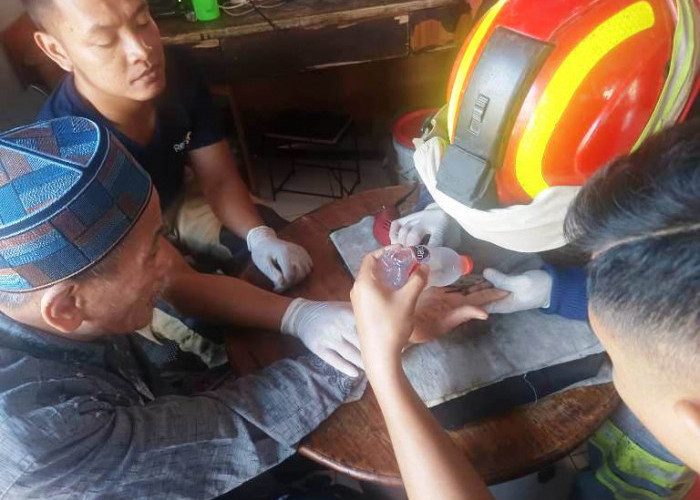 Kakek di Surabaya Minta Tolong Damkar Potong Cincin Akik Setelah Jari Bengkak Sebulan