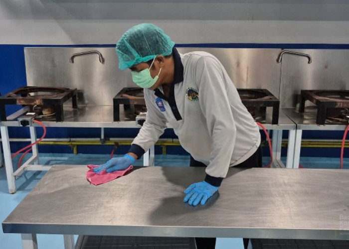 Suranto Warga Karanganyar Temukan Penghidupan Baru di Dapur MBG Usai PHK