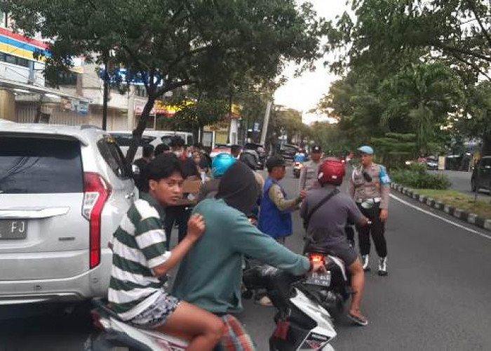 Polsek Sukomanunggal Amankan Pembagian Takjil di Jalan Kupang Jaya Surabaya