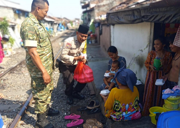 Bhabinkamtibmas dan Babinsa Bubutan Bagikan Makanan dan Sampaikan Imbauan Kamtibmas di Permukiman Bantaran Rel