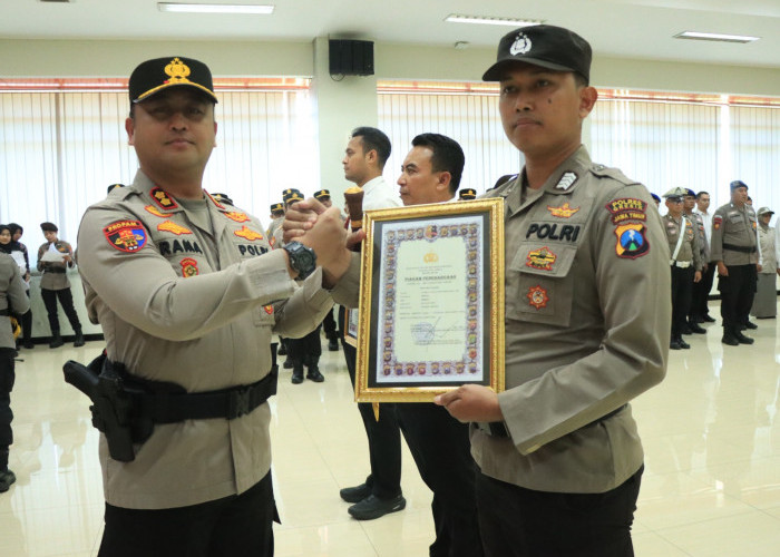 Kapolres Gresik Beri Penghargaan 27 Personel Berprestasi, Sukses Ungkap BBM Ilegal hingga Kasus Narkoba
