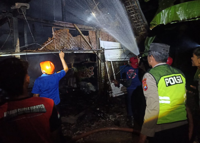 Polisi, Damkar, dan Warga Padamkan Kebakaran Bengkel Cat Motor di Widodaren