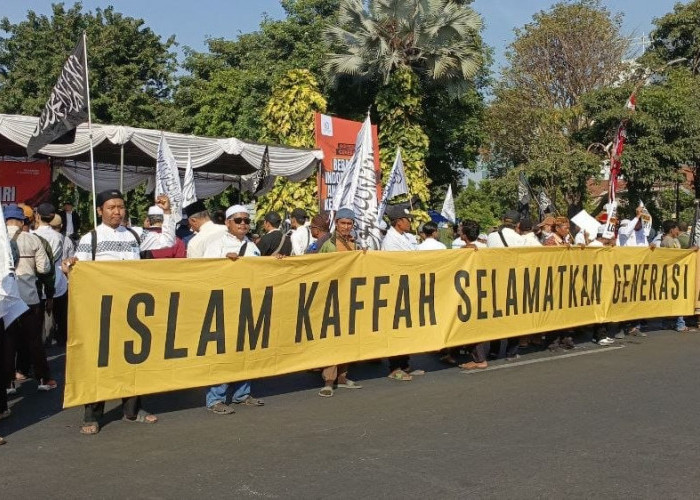 Padati Jalanan Gubernur Suryo, Ribuan Massa Serukan Penolakan LGBT