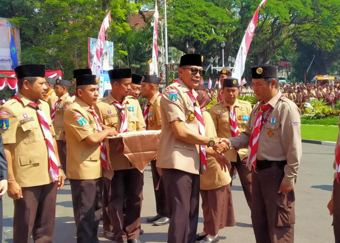 Wali Kota Malang Berikan Penghargaan pada Aktivis Pramuka 