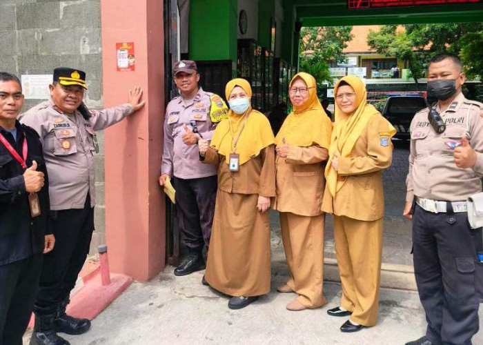 Polsek Simokerto Gelar Sosialisasi Call Center 110 dan Bahaya Kenakalan Remaja di SMPN 41 Surabaya