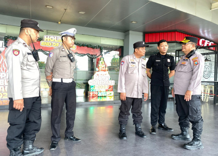 Polsek Simokerto Patroli Gabungan di Mall Kaza, Cegah Kejahatan Jalanan