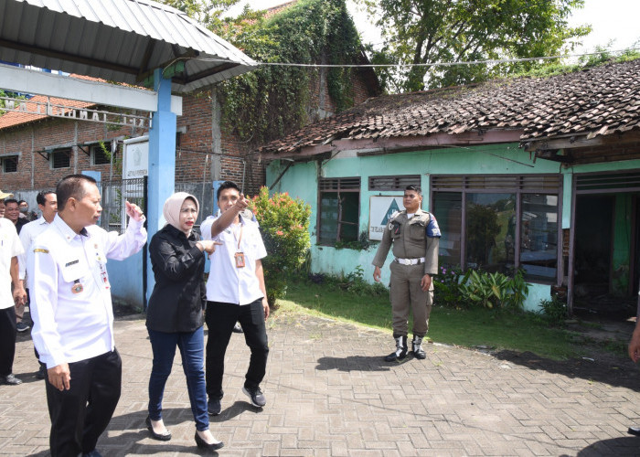 Atap Melengkung dan Kusen Lapuk, Wabup Mimik Idayana Instruksikan Revitalisasi Total SDN Putat Tanggulangin