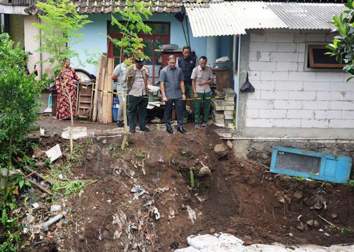 Pj Wali Kota Batu Tinjau Lokasi Longsor di Desa Gunungsari