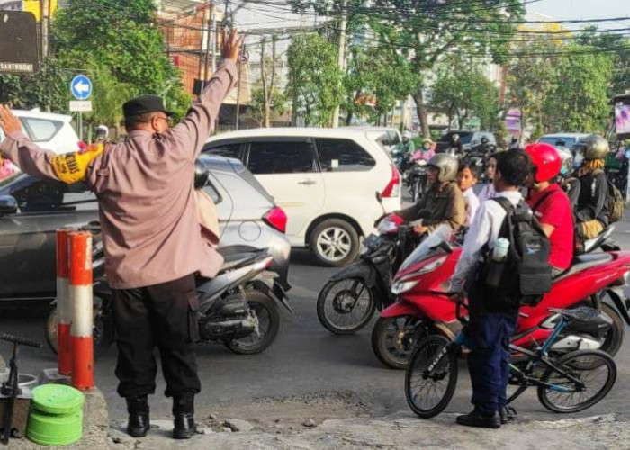 Polsek Rungkut Bantu Pelajar Surabaya  Menyeberang Jalan Demi Keselamatan Menuju Sekolah