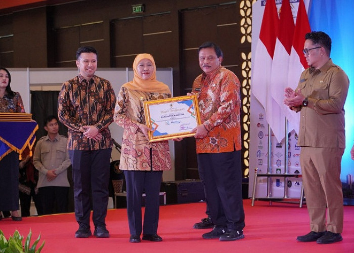 Gubernur Khofifah Beri Tiga Penghargaan di Expo Konstruksi Jawa Timur 2026  