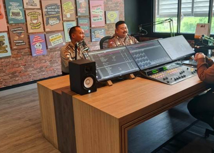 Satbinmas Polres Gresik Gaungkan Pesan Kamtibmas Ramadan Lewat Dialog Radio