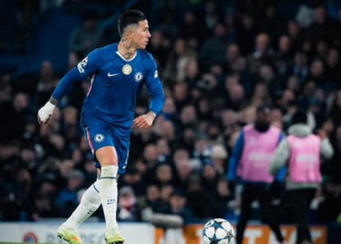 Enzo Fernandez Tegaskan Bahagia di Chelsea, Rosenior Pastikan Komitmen Tetap Kuat