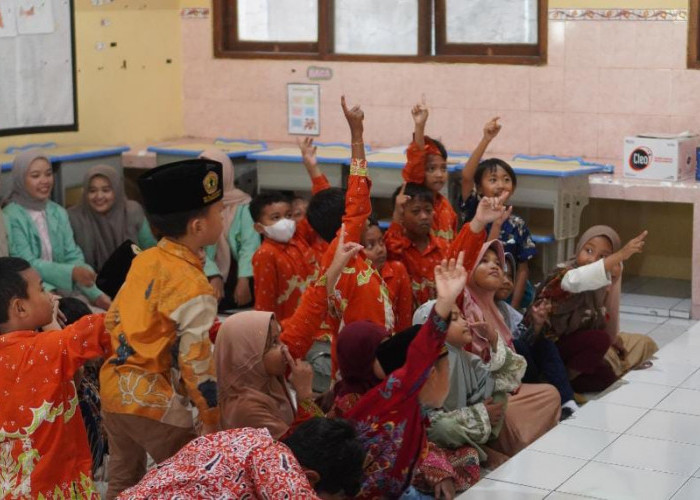 Mahasiswa PBI Unugiri Lakukan Fun English Literacy di MI Al-Manshur