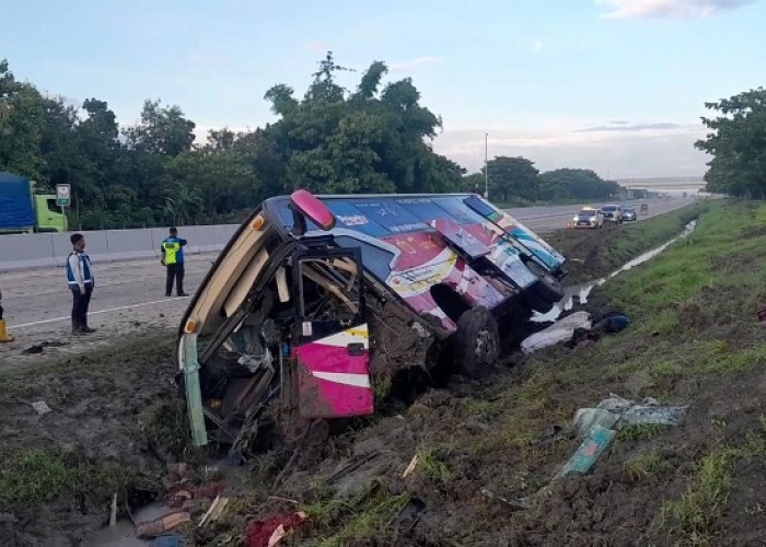 Bus PO Tiara Mas Terguling di Tol Ngawi, Sopir Diduga Mengantuk