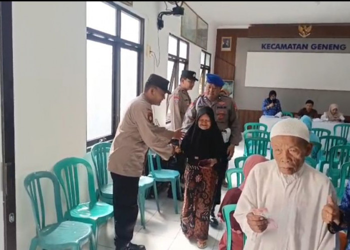 Aksi Humanis Polsek Geneng Beri Pelayanan Lansia Penerima Bansos PKH