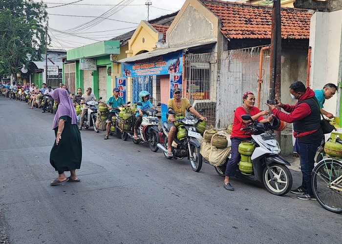 Warga Rela Bangun Pagi Demi Tabung Elpiji 3 Kg