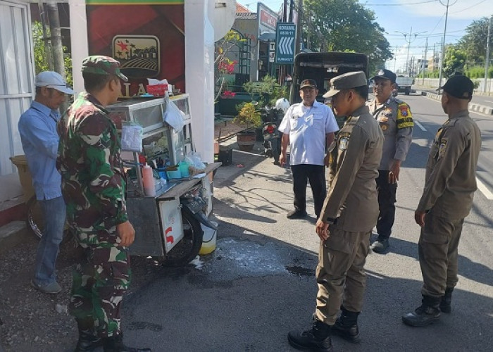 Polsek Rungkut Bersama Tiga Pilar Tertibkan Fasum di Kalirungkut
