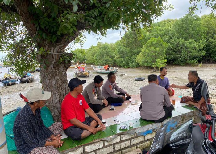 Satpolairud Polres Gresik Bersama Nelayan Mengare Bahas Keselamatan dan Laut Lestari