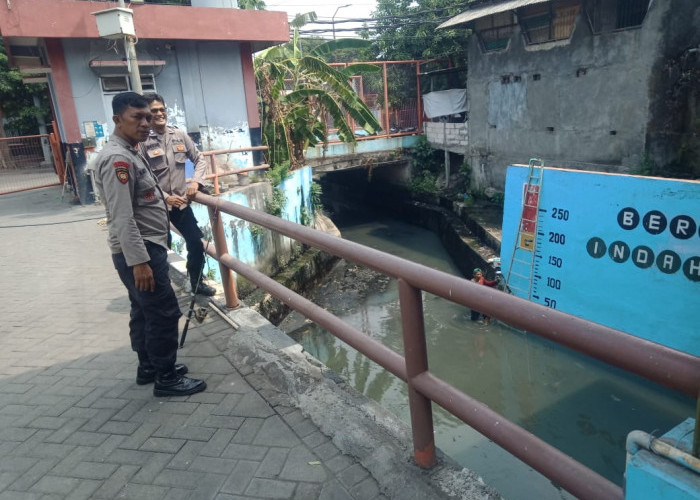 Antisipasi Banjir, Polres Pelabuhan Tanjung Perak Cek Debit Air
