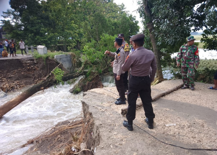 Kapolsek Padangan Cek Jalan Desa yang Putus Tergerus Banjir Bandang