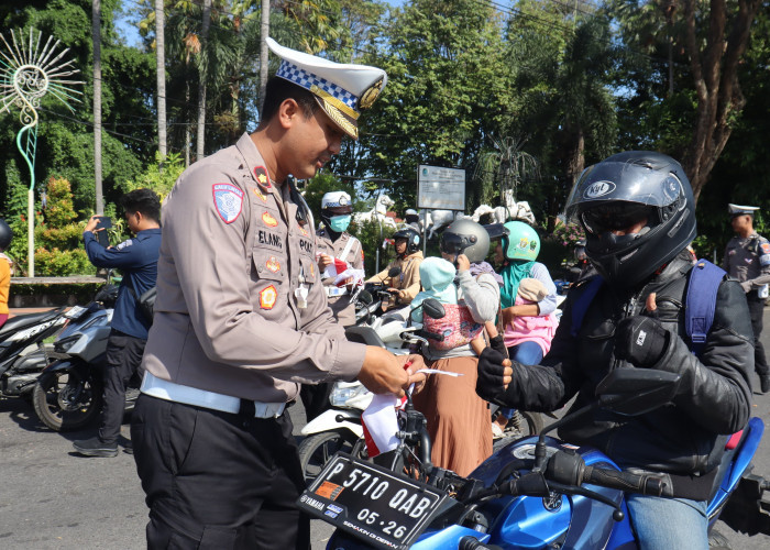 Sambut Kemerdekaan, Polresta Banyuwangi Bagikan Bendera kepada Pengendara