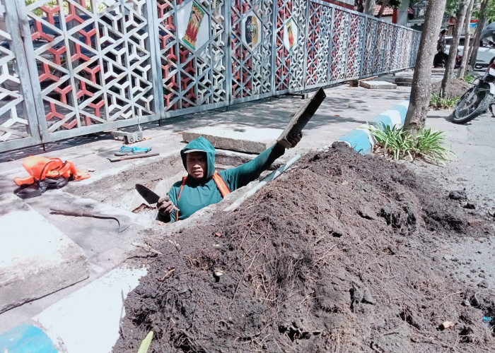 Cegah Banjir, PU Perkim Tulungagung Gelar Pembersihan Drainase Wilayah Kota
