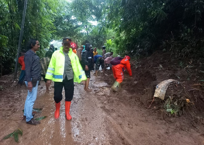 Gercep Polres Ngawi dan Stakeholder Evakuasi Longsor di Jalan Raya Ngrambe