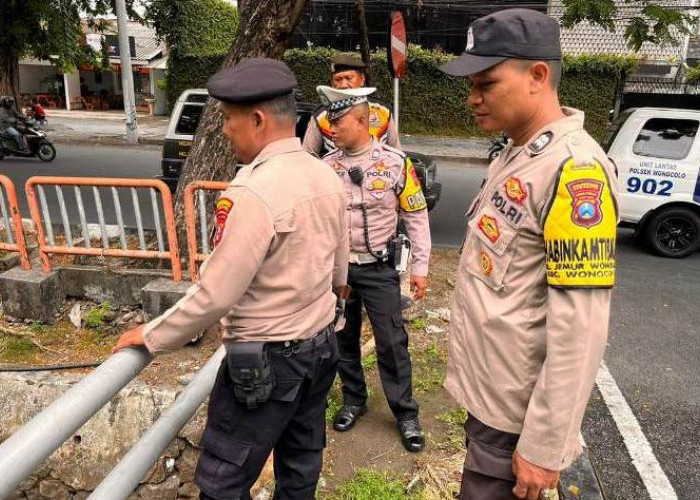 Kapolsek Wonocolo Cek Pintu Air untuk Antisipasi Banjir di Musim Hujan