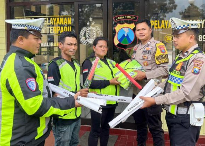 Polresta Banyuwangi Bekali Relawan Jalur Gumitir Rompi dan Senter Lantas