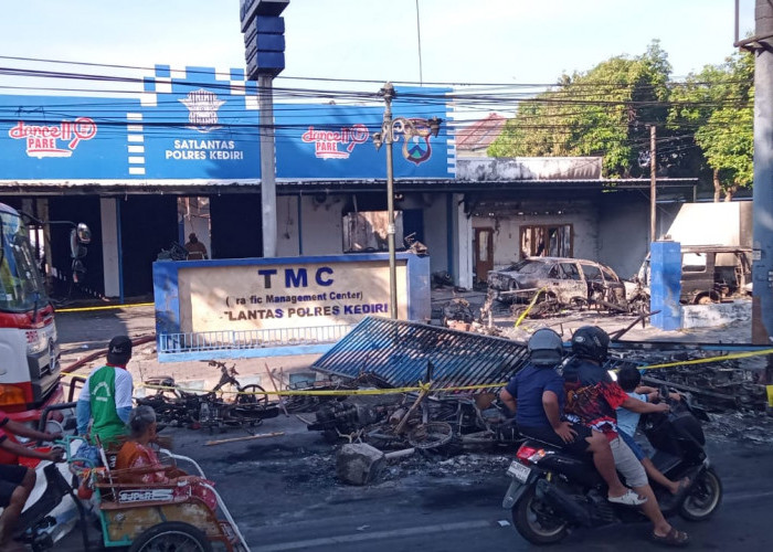 Dirusak dan Dibakar Massa, Kantor Satlantas Unit Turjawali Jadi Tontonan Warga