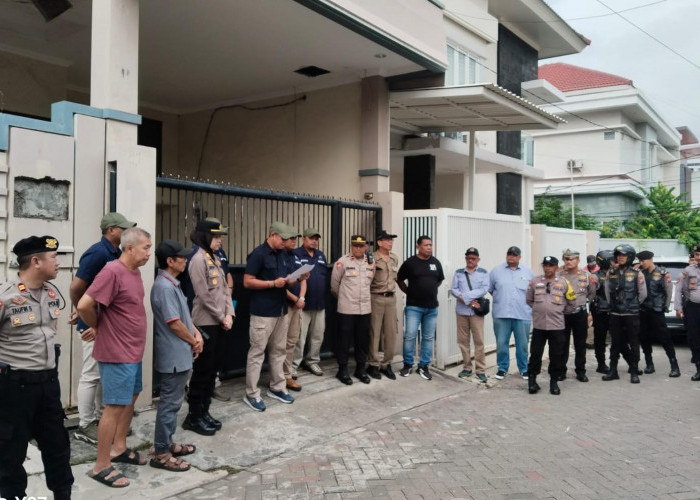 Polsek Mulyorejo Kawal Eksekusi Pengosongan Bangunan di Sutorejo Utara, Pastikan Situasi Kondusif