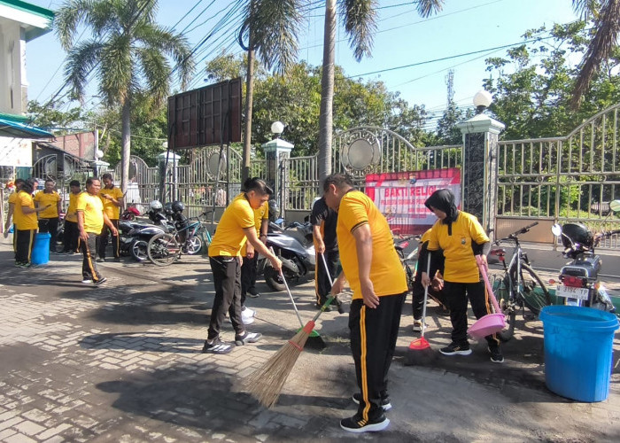 Bakti Religi Polresta Sidoarjo Bersihkan Tempat Ibadah Jelang Hari Bhayangkara