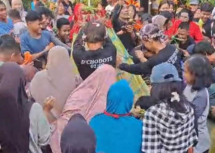 Gandeng Mahasiswa KKN UINSA Warga RW 7 Kebraon Gelar Pawai Kirab Bersih Desa