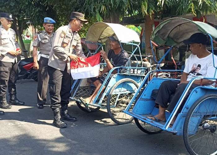 Jelang HUT Ke-81 RI, Polsek Kediri Kota Bagikan Bendera Merah Putih kepada Masyarakat