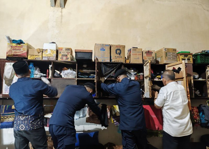 Tak Ada Celah Bagi Pelanggaran, Kalapas Jember Pimpin Langsung Razia Senyap di Kamar Hunian