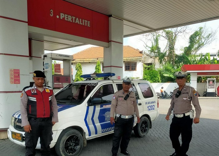  Patroli Kota Presisi Polsek Lakarsantri Pastikan Stok BBM SPBU di Surabaya Aman