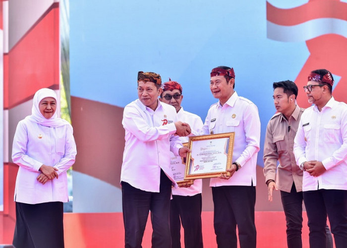 Bupati Yes Raih Penghargaan Pembina Koperasi Andalan Jatim 2026