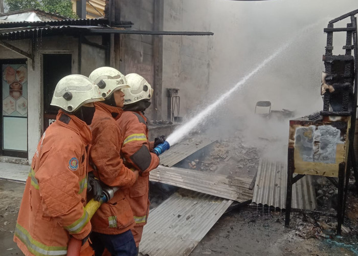 Kompor Nggebros, Dua Kios Sembako Habis Terbakar di Pasar Bulak Banteng