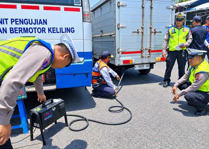  Satlantas Polres Pelabuhan Tanjung Perak Uji Emisi Kendaraan di Jalan Pegirian