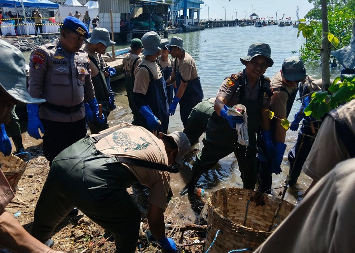 Hari Lingkungan Hidup 2026, Polres Gresik dan PT Freeport Indonesia Gelar Aksi Bersih Pantai di Bungah