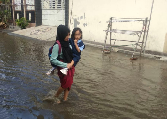 Banjir Masih Landa Surabaya, Masyarakat Harap Pemkot Beri Solusi Nyata