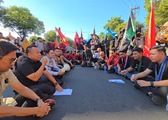 Temui Massa Aksi Cipayung Plus, DPRD Surabaya Siap Kawal Aspirasi Mahasiswa hingga ke Tingkat Pusat