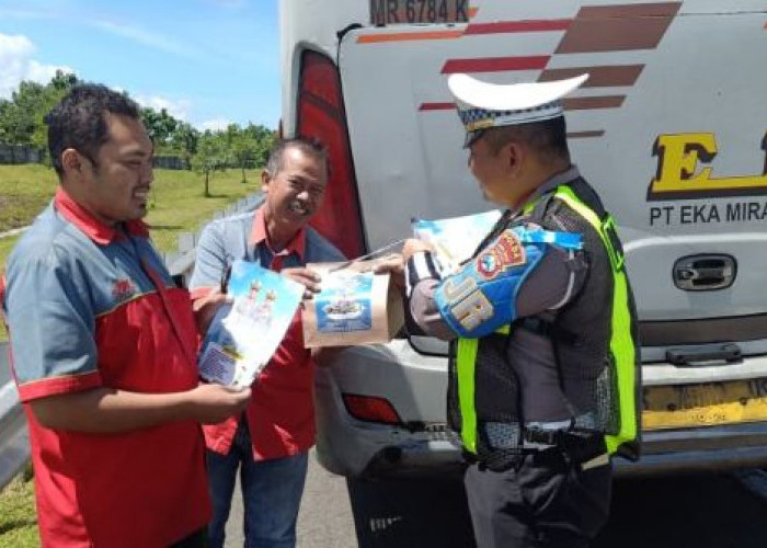 Cegat Bus dan Truk di Lajur Kanan Tol Nganjuk–Ngawi, Polisi Beri Imbauan dan Hadiah