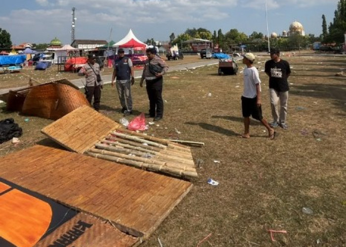 Diterjang Angin Kencang, Belasan Tenda Pameran di Babat Lamongan Roboh