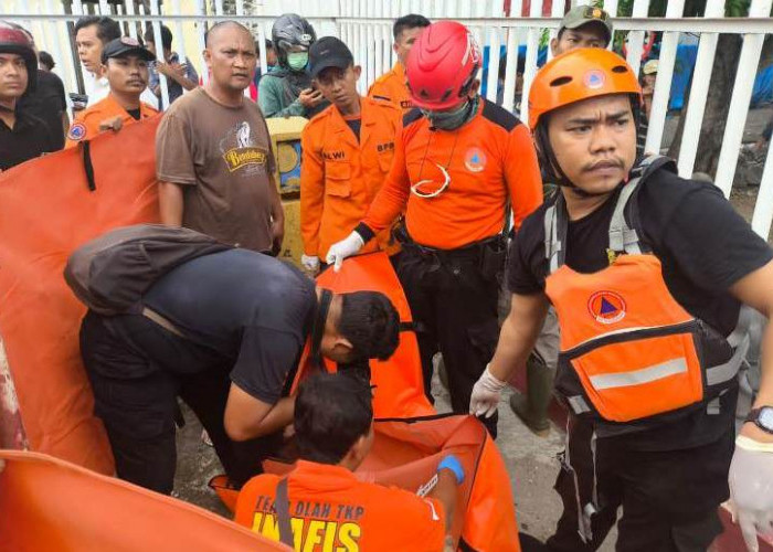 Jasad Bayi Laki-laki Terapung di Sungai Jagir, Diduga Dibuang Orang Tua